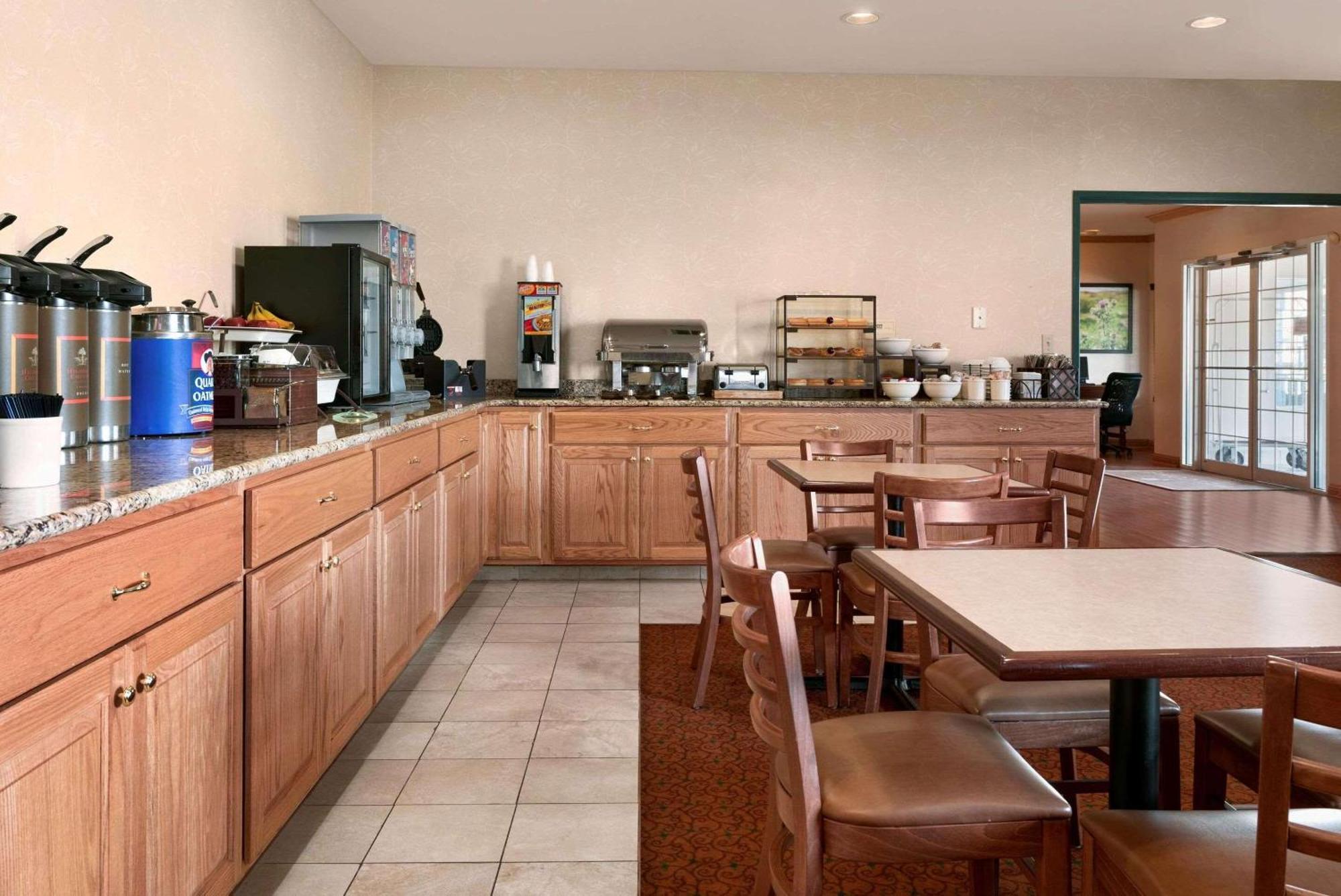 Country Inn & Suites By Radisson, Clinton, Ia Exteriér fotografie